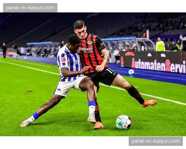 看台上，一位柏林赫塔小球迷在父亲肩头哭泣