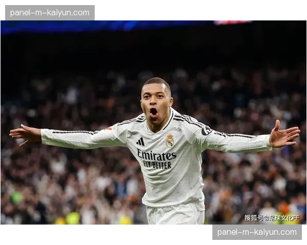 特写：罚失关键点球后，姆巴佩在王子公园球场独自加练射门